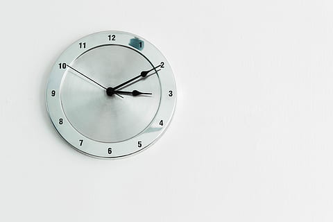 rund, rustfri, stål analogt vægur, visning, 3:10 tid, hvid, analogt vægur, 03:10, ur, tid, cirkel, minimal, væg, hånd, tidsmåler, minut, sekund, time, metal, sølv, indendørs, enkel, eftermiddag, sort, analog, minimalisme, minimalistisk, vægur, minut hånd, uret ansigt, tidsinstrument, murbygningsfunktion, nummer, kopiere plads, form, klok hånd, skåret ud, hvid baggrund, geometrisk form, ingen mennesker, enkelt objekt, studio skud, time hånd, tjekker tiden, depression - sorg, 5K, CC0, offentligt domæne, royaltyfrie