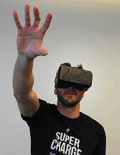 použitím, vr google, zeď, muž, virtuální realita, oculus, přístroj, virtuální, technologie, realita, zábava, vr, sluchátka, zařízení, mladý, mužský, osoba, futuristický, tech, her, nositelný, usmívající se, muži, jedna osoba, lidé, samci, kavkazského etnika, studio shot, dospělý, lidské ruky, část lidského těla, sdělení, ukázal, lidské paže, čelní pohled, skutečných lidí, neformální oblečení, volnočasové aktivity, životního stylu, brýle, střela do hlavy, střední dospělí muži, portrét, uvnitř, text, mladí muži, ruka, zralí muži, 2K, CC0, veřejná doména, bez autorských práv
