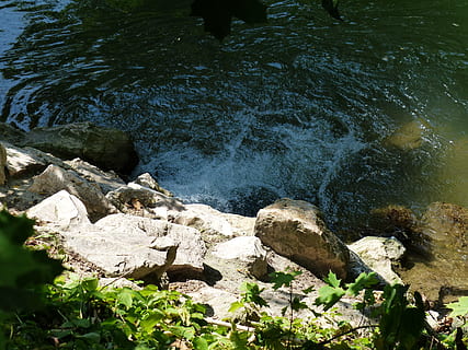 acqua, fonte, bolla, bach, fiume, pietre, roccia, roccia - oggetto, solido, natura, giorno, vista dall'alto, bellezza nella natura, nessuno, movimento, terra, la tranquillità, all'aperto, pianta, mare, acqua corrente, luce del sole, spiaggia, fluente, 4K, CC0, dominio pubblico, privo di copyright
