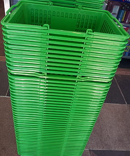 pile, vert, caddie en plastique, panier, achats, empiler, boutique, vente au détail, Chariot, vente, supermarché, marché, acheter, achat, produit, couleur verte, personne, dans une rangée, journée, Plastique, récipient, en plein air, sentier, grand groupe d'objets, ordre, répétition, architecture, vue grand angle, modèle, fermer, nature morte, arrangement, abondance, siège, 1080P, CC0, domaine public, libre de droits