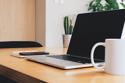 koffie, kop, mok, smartphone, computer, laptop, macbook, mobiele telefoon, tafel, Draadloze technologie, technologie, meubilair, communicatie, verbinding, bedrijf, bureau, kantoor, binnenshuis, eten en drinken, koffiekop, drinken, internet, computer netwerk, computerapparatuur, geen mensen, modern, thuiskantoor, toetsenbord, thuiswerken, 4K, CC0, publiek domein, royaltyvrij