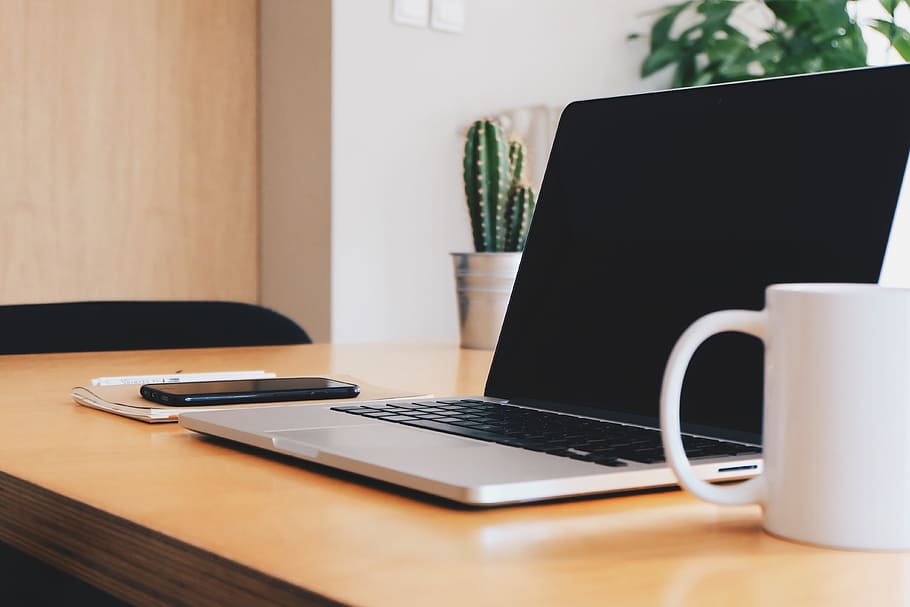 koffie, kop, mok, smartphone, computer, laptop, macbook, mobiele telefoon, tafel, Draadloze technologie, technologie, meubilair, communicatie, verbinding, bedrijf, bureau, kantoor, binnenshuis, eten en drinken, koffiekop, drinken, internet, computer netwerk, computerapparatuur, geen mensen, modern, thuiskantoor, toetsenbord, thuiswerken, 4K