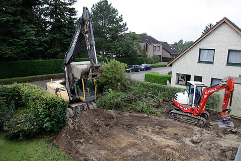 tung, equipment3, ved siden af, hus, byggearbejde, arbejde, have, jordarbejde, civilingeniør, websted, gravemaskiner, minigravemaskine, arkitektur, bygget struktur, bygning udvendig, plante, træ, bygning, natur, dag, byggemaskiner, transportmidler, ingen mennesker, earth mover, maskineri, byggebranchen, transportform, udendørs, land køretøj, boligområde, foran eller baggård, 2K, CC0, offentligt domæne, royaltyfrie