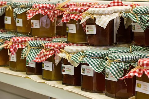 chiaro, barattoli di vetro, coperchi, marmellata, diffusione, barattoli di marmellata, gelatina, cotogna gelatina, fatti in casa, diffusione di frutta, mercato, memorizzare, culture, cibo e bevande, grande gruppo di oggetti, scelta, cibo, Al dettaglio, attività commerciale, variazione, sospeso, nessuno, abbondanza, in casa, contenitore, multicolore, freschezza, in vendita, piccola impresa, shopping, Borsa, 4K, CC0, dominio pubblico, privo di copyright