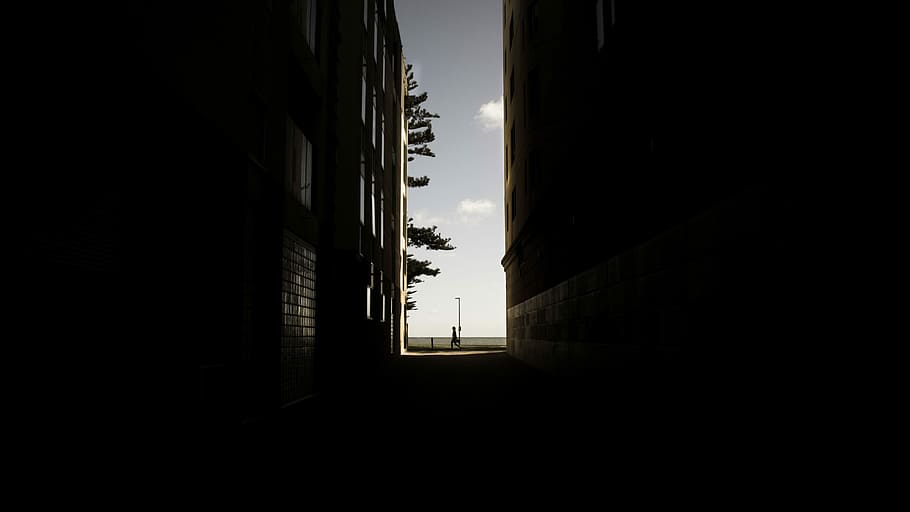 foto, grigio, cielo, architettura, buio, scena urbana, struttura costruita, esterno dell'edificio, finestra, architettura ed edifici, città, nessuno, silhouette, costruzione, natura, luce del sole, all'aperto, giorno, copia spazio, tramonto, ombra, nuvola - cielo, caratteristica della parete, stretto, strada, vicolo, luce alla fine del tunnel, 5K