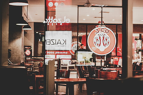jco signage, senyalització jco neon, frontal, botiga, finestra, interior, cafeteria, restaurant, signe, comptador, negocis, porta, taula, cadires, seient, ciutat, cadira, cap gent, text, a l'interior, comunicació, bar - establiment de begudes, menjar i beguda, estructura construïda, penjant, dia, arquitectura, material de fusta, absència, buit, comptador de barres, llum elèctrica, 5K, CC0, domini públic, lliure de regalies