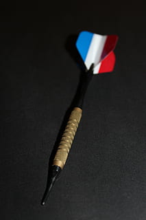 Pfeil, ohne Fehler, Ziel, Volltreffer, liefern, Dart spielen, abspielen, Dartspiel, Frankreich, drinnen, Nahansicht, keine Leute, Schreibgerät, Schatten, schwarze Farbe, Studioaufnahme, Bleistift, einzelnes Objekt, Stift, High Angle View, Scharf, Stillleben, Einfachheit, schwarzer Hintergrund, Tinte, kopieren sie platz, rot, zwei Objekte, Kunst- und Handwerksausrüstung, 5K, CC0, gemeinfrei, lizenzfrei