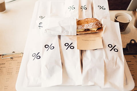 flok, sandwich pakker, brød, hvid, papirpakker, pakke, bord, kaffe, cafe, sandwich, mad, mad og drikke, indendørs, papir, ingen mennesker, tekst, nummer, stilleben, meddelelse, friskhed, vestlige script, papirpose, kaffe - drikke, drikke, forretning, tæt på, fokus på forgrunden, 5K, CC0, offentligt domæne, royaltyfrie