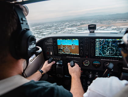 Mann, fliegend, Flugzeug, wolkig, Himmel, Mann, der Flugzeuge betreibt, Gebäude, tagsüber, Ebene, navigieren, Pilotierung, Flug, Cockpit, Luftfahrzeug, Bootskapitän, Pilot, Männer, Technologie, Menschen, Reise, Fahrzeuginnenraum, Verkehrsflugzeug, Transport, Ausrüstung, eine Person, Instrumententafel, Kopilot, Transportmittel, Steuerung, Rückansicht, echte Menschen, Wasser, Glas - Material, Tag, Meer, Erwachsene, draußen, Uniform, über die schulter blick, 4K, CC0, gemeinfrei, lizenzfrei