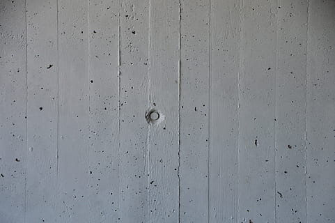 Loch, Weiß, Oberfläche, Beton, Struktur, Schalung, Korn, Wand, grau, Betonmauer, die Architektur, Stein, trist, regelmäßig, Muster, Hintergrund, Textur, Gebäude, vorgefertigt, Grafik, Design, Materialsammlung, Hintergründe, Vollbild, Wandbau - Funktion, texturiert, keine Leute, gebaute Struktur, Rau, draußen, verwittert, Tag, Holz - Material, alt, beschmutzt, Gebäudehülle, Nahansicht, Schmutz, schmutzig, 5K, CC0, gemeinfrei, lizenzfrei