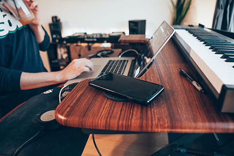 Černá, android smartphone, vedle, macbook, pro, horní, hnědý, stůl, osoba, použitím, notebook uvnitř, wurk, pracovního prostoru, plocha počítače, pracovní, práce, lidé, uvnitř, jedna osoba, lidské ruky, hudba, dospělý, muži, klavír, hudební nástroj, hudebník, hraní, hudební vybavení, umělecká kultura a zábava, technologie, dovednost, skutečných lidí, zaměřit se na popředí, umělec, bránice, klávesnice, sedící, výkon, klíč klavíru, 5K, CC0, veřejná doména, bez autorských práv
