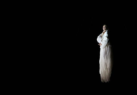 fantasma, vol, espectacle, dansa, nit, blanc, espectacle, dansa, dona, longitud completa, adult, una persona, fons negre, només adults, rendiment, tir de l'estudi, còpia espai, adult jove, a l'interior, Color blanc, dones, de peu, elegància, punt de mira, mirant, emoció, cultura i entreteniment artístic, moda, pentinat, 4K, CC0, domini públic, lliure de regalies