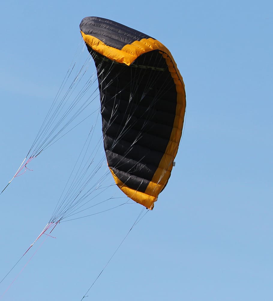 cometa, drac, volar, parabrisa, drac, volar, direcció de vela de cometes, volant, Esports extrems, esport, parapent, cel, lliscament, paracaigudes, acció, blau, paracaigudisme, aventura, a l'aire lliure, recerca recreativa, vent, diversió, aire, activitat d'oci, aficions, esport i fitness, cap gent, vista d’angle baix, cel clar, naturalesa, dia, a l'aire, cadena, medi ambient, groc, moviment, llibertat, 2K