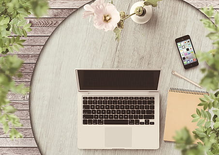 top, se fotografering, sølv bærbar computer, grå, træ-, bord, grøn, bladede, plante, dagtimerne, notesblok, mobiltelefon, notesbog, blomst, pen, mobil rundbord, om, træbord, blade, blomster, ramme, dekoration, Bemærk, skriveblok, forretning, forlade, papir, online, computer, forretningskvinde, web, scene, kuli, besked, breve, meddelelse, brev trafik, korrespondance, Vær hilset, ud, kontakt, blog, blogger, vedbend, fløjlsagtig, omrids, forbindelse, kreativ, lanse, kvinde, lavendel, deco, planlægning, pastel, arbejde hjemmefra, cafe, netværk, Socialt netværk, arbejde, luft, hvid, Brun, teknologi, trådløs teknologi, træ - materiale, bærbar, bærbar informationsenhed, blomstrende plante, smart telefon, udendørs, natur, direkte over, ingen mennesker, dag, friskhed, tastatur, 2K, CC0, offentligt domæne, royaltyfrie