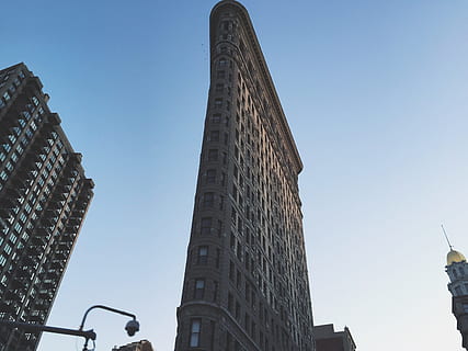 architettura, costruzione, infrastruttura, struttura, istituzione, appartamento, finestre, condominio, Inquadratura dal basso, struttura costruita, esterno dell'edificio, cielo, cielo sereno, alto - alto, natura, città, grattacielo, giorno, edificio per uffici esterno, nessuno, Torre, lampione, strada, all'aperto, ufficio, blu, distretto finanziario, 2K, CC0, dominio pubblico, privo di copyright