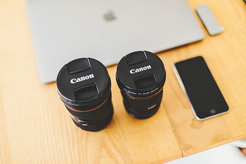to, svart, Canon-kameraobjektiv, rom, grå, iphone 6, ved siden av, brun, tre, skrivebord, kamera, kontor, macbook, arbeidsområde, teknologi, kommunikasjon, trådløs teknologi, bord, innendørs, høy vinkel visning, ingen folk, forbindelse, stilleben, nærbilde, mobiltelefon, virksomhet, tre - materiale, smart telefon, svart farge, tekst, portabilitet, telefon, fokusere på forgrunnen, 4K, CC0, offentlig domene, opphavsrett gratis