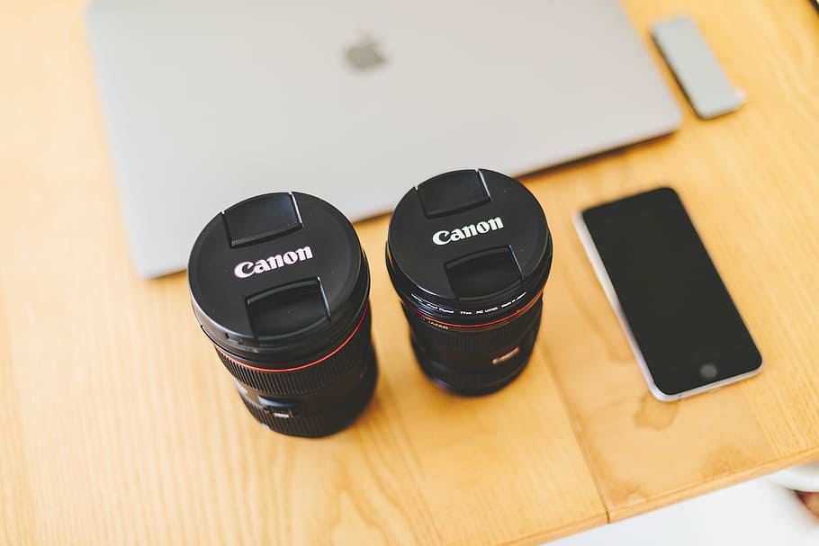 to, svart, Canon-kameraobjektiv, rom, grå, iphone 6, ved siden av, brun, tre, skrivebord, kamera, kontor, macbook, arbeidsområde, teknologi, kommunikasjon, trådløs teknologi, bord, innendørs, høy vinkel visning, ingen folk, forbindelse, stilleben, nærbilde, mobiltelefon, virksomhet, tre - materiale, smart telefon, svart farge, tekst, portabilitet, telefon, fokusere på forgrunnen, 4K