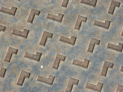 tekstur, bakgrunn, smijern, full ramme, mønster, ingen folk, tekst, høy vinkel visning, metall, form, dag, vestlig skript, stor bokstav, rett over, gate, utendørs, kum, brev, design, kommunikasjon, transport, strukturert, 4K, CC0, offentlig domene, opphavsrett gratis