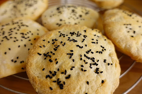 pane piatto, pane, cumino nero, cibo, infornare, al forno, selberbacken, pane cotto, cibo e bevande, freschezza, avvicinamento, nessuno, in casa, concentrarsi sulle conoscenze acquisite, benessere, gruppo medio di oggetti, gruppo di oggetti, natura morta, mangiare sano, memorizzare, vista dall'alto, abbondanza, pronto a mangiare, seme, sesamo, 5K, CC0, dominio pubblico, privo di copyright