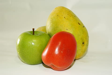 Obst, Gemüse, Tomate, Apfel, Mango, Essen und Trinken, Lebensmittel, gesundes Essen, Frische, Studioaufnahme, Wohlbefinden, grüne Farbe, drinnen, Apfel - Frucht, Nahansicht, keine Leute, ausgeschnitten, Gruppe von Objekten, rot, drei Objekte, Stillleben, Variation, zwei Objekte, reif, 4K, CC0, gemeinfrei, lizenzfrei