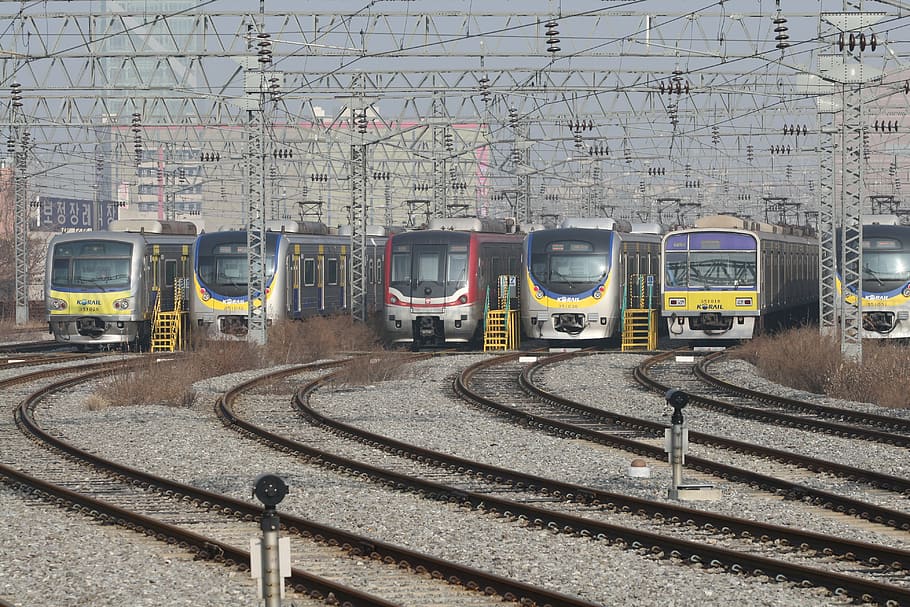tog, ventetiden, undergrundsbane, garage, jernbane, transportmidler, jernbanetransport, transportform, spore, jernbanespor, offentlig transport, ingen mennesker, tog - køretøj, rejse, dag, land køretøj, arkitektur, natur, svævebane, udendørs, gul, vindue, bygning udvendig, jernbanestation, 4K