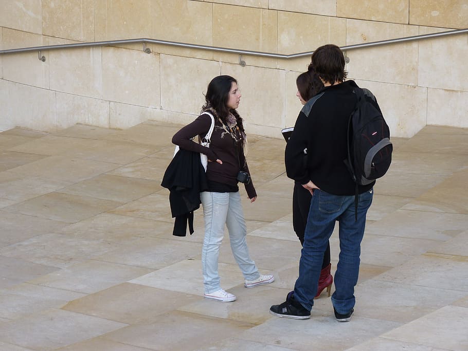 persones que parlen, estudiants, gent, parlar, estudiants, persones parlant, dues persones, longitud completa, roba casual, de peu, homes, persones reals, estils de vida, dones, unió, arquitectura, activitat d'oci, vista del darrere, caminar, emoció positiva, amistat, dia, estructura construïda, adult, adolescent, texans, pentinat, 4K