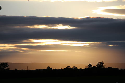 Sonnenuntergang, Wolken, Abendhimmel, Himmel, Sonne, September, Schönheit in der Natur, Szenen - Natur, Ruhe, ruhige Szene, wolke - himmel, Silhouette, orange Farbe, Natur, Umgebung, idyllisch, Landschaft, Baum, Pflanze, Nicht-städtische Szene, keine Leute, Dramatischer Himmel, Sonnenlicht, draußen, romantischer Himmel, hell, 5K, CC0, gemeinfrei, lizenzfrei