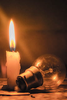 キャンドル, バルブ, 火災, 光, 電気の, エネルギー, 明るい, 技術, アイディア, 設計, 電球, パワー, 白, 溶液, ガラス, ランプ, 光沢のある, 黒, シンボル, 輝く, インスピレーション, 火炎, キャンドルライト, 燃焼, 火 - 自然現象, ダーク, 照明器具, 木材 - 材料, クリスマス, 照らされた, 熱 - 温度, 閉じる, 屋内で, 無人, 自然, ガラス - 材料, テーブル, 前景に焦点を当てる, 反射, 光 - 自然現象, トランスペアレント, 静物, 溶融, 光度, 4K
