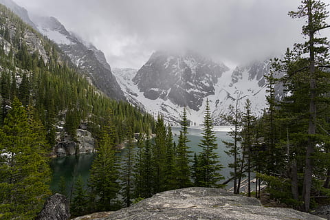gris, muntanya de roca, líder, riu, recobert, muntanya de neu, núvols, cobertura, pic, muntanya, cos, aigua, arbres, llac, arbre, bosc, cel, boira, núvol, Serra, pi, avet, de fulla perenne, rock, aventura, viatjar, planta, bellesa a la natura, escenics - natura, neu, temperatura de fred, terra, medi ambient, naturalesa, hivern, núvol - cel, escena tranquil·la, arbre de coníferes, tranquil·litat, cap gent, bosc de pi, muntanya nevada, a l'aire lliure, formació, 5K, CC0, domini públic, lliure de regalies