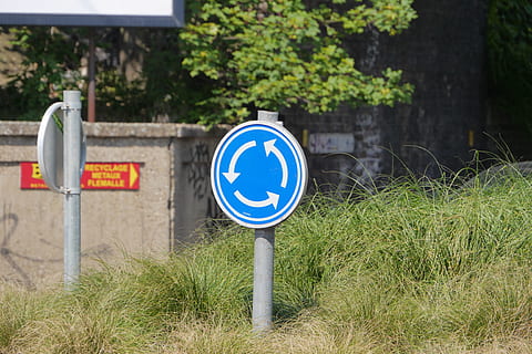 panell, rodó, punt, signe, comunicació, planta, herba, blau, cap gent, dia, naturalesa, orientació, informació, creixement, signe d'informació, senyal de trànsit, representació, carretera, centrar-se en primer pla, símbol de fletxa, camp, a l'aire lliure, senyal d'advertència, símbol d’avís, 4K, CC0, domini públic, lliure de regalies