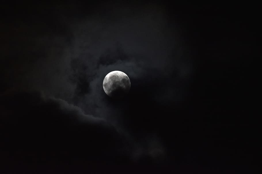 Luna piena, nuvoloso, chiaro di luna, notte, cielo scuro, Luna, astronomia, cielo, spazio, bellezza nella natura, scenics - natura, natura, buio, nuvola - cielo, nessuno, Inquadratura dal basso, la tranquillità, eclisse, luna planetaria, all'aperto, astrologia, idilliaco, maestoso, sfondo nero, 5K