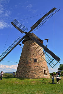 molí de vent, vent, rotar, molí, excursió, estiu, edifici, arquitectura, vell, història, escena rural, cultures, Països Baixos, cultura holandesa, lloc famós, agricultura, passat de moda, cel, europa, energia eòlica, aerogenerador, energia alternativa, conservació del medi ambient, energia renovable, turbina, medi ambient, molí de vent tradicional, estructura construïda, naturalesa, generació de combustible i energia, camp, grup de persones, terra, exterior de l'edifici, persones reals, herba, homes, a l'aire lliure, 2K, CC0, domini públic, lliure de regalies