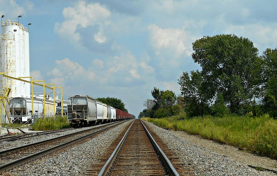 treno, nolo, carico, ferrovia, traccia, trasporto ferroviario, pianta, mezzi di trasporto, cielo, albero, direzione, la strada davanti, nuvola - cielo, natura, trasporto pubblico, modo di trasporto, punto di fuga, giorno, prospettiva decrescente, nessuno, treno - veicolo, architettura, all'aperto, 1080P