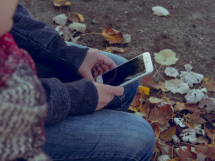 man, innehav, silver iphone 6, äpple, iphone, 6s, plus, mobil, kommunikation, skärm, modern, smartphone, anordning, elektronisk, digital, smart, visa, teknologi, Rör, ny, hand, vit, tablett, Apple dator, ung, människor, person, kille, livsstil, studerande, attraktiv, höst, Sol, utomhus-, solig, gul, parkera, falla, natur, kvinna, flicka, lady, rena, blad, en person, växtdel, Byta, mänsklig kroppsdel, vardaglig klädsel, fritidsaktivitet, Kläder, låg sektion, dag, löv, vuxen, riktiga människor, kvinnor, livsstilar, mänskligt ben, utomhus, kroppsdel, jeans, varma kläder, mänsklig lem, 4K, CC0, offentligt domän, royaltyfria