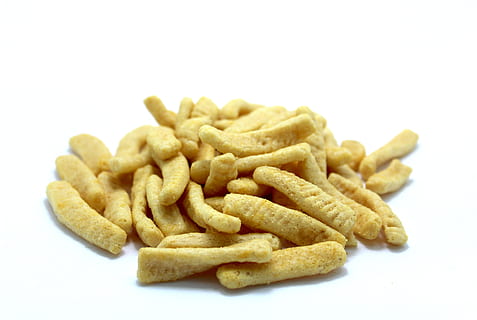 Chip, knackig, Pack, Snack, Schüssel, Terrine, isoliert, Haufen, Pfeffer, Scheibe, Teller, gebraten, köstlich, Weiß, ungesund, fetthaltig, Diät, bereit, Gelb, hell, Orange, Kalorien, Becken, gewellt, Beschneidungspfad, Müll, Gemüse, Essen, lecker, Keramik, Vitamin, Nein, Schnitt, gießen, gesalzen, Zutat, golden, Hintergrund, frisch, würzig, Paket, Lebensmittel, schnell, weißer Hintergrund, Studioaufnahme, Essen und Trinken, drinnen, Stillleben, Nahansicht, Frische, keine Leute, fertig für den Verzehr, ausgeschnitten, große gruppe von gegenständen, kopieren sie platz, ungesunde Ernährung, Fast Food, Kartoffel, Versuchung, Komfort Essen, 2K, CC0, gemeinfrei, lizenzfrei