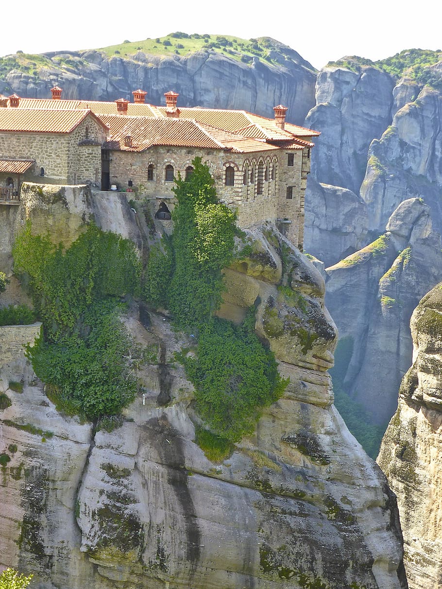 meteora, monasterio, rock, montaña, posado, Grecia, estructura construida, parte del cuerpo humano, exterior del edificio, arquitectura, día, al aire libre, adulto, gente, de cerca, historia, edificio, naturaleza, el pasado, viaje, casa, nadie, turismo, planta, destinos de viaje, antiguo, agua, 4K