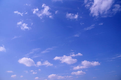 nuvens, céu, azul, nublado, verão, caloroso, leve, nuvem - céu, cloudscape, beleza na natureza, vento, natureza, meio Ambiente, scenics - natureza, origens, atmosfera, cor branca, ninguém, meteorologia, visão de baixo ângulo, luz solar, dia, ao ar livre, fraco, clima, brilhante, limpar \ limpo, efeito texturizado, 4K, CC0, domínio público, royalty free