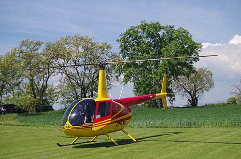 helicòpter, aterratge, volar, vehicle aeri, avió, hèlix, volant, transport, aire, camp d’avió, aeroport, cel, planta, arbre, manera de transport, color verd, naturalesa, dia, herba, creixement, camp, terra, a l'aire lliure, cap gent, núvol - cel, llum solar, arquitectura, 4K, CC0, domini públic, lliure de regalies