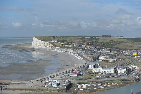mare, scogliera, lato, acqua, architettura, struttura costruita, cielo, esterno dell'edificio, città, giorno, natura, nuvola - cielo, vista dall'alto, spiaggia, paesaggio urbano, persone accessorie, persone reali, orizzonte, mezzi di trasporto, costruzione, terra, all'aperto, 5K, CC0, dominio pubblico, privo di copyright
