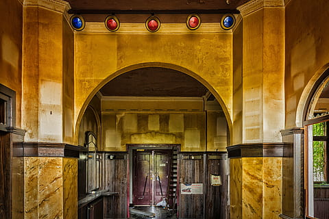 verlorene Orte, Platz, leeren, verlassen, verkommen, pforphoto, Gelb, Ende, Bar, Pub, die Architektur, Bogen, gebaute Struktur, keine Leute, Gebäudehülle, Lichtanlage, Nacht-, Eingang, Tür, beleuchtet, draußen, Stadt, die Vergangenheit, Geschichte, Gebäude, Holz - Material, aufwendig, 5K, CC0, gemeinfrei, lizenzfrei
