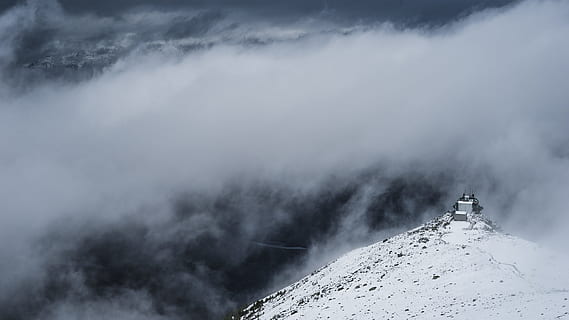 bílý, hora, mraky, během dne, způsob, pobyt, cesta nahoru, zůstat vzhůru, mrak, summitu, sníh, mlha, zimní, Příroda, venku, krajina, nebezpečí, scén, počasí, studená teplota, životní prostředí, scenics - příroda, krása v přírodě, mrak - nebe, nebe, pohoří, nikdo, horský vrchol, klid, destinace, mimoměstské scény, klidné scény, zasněžené hory, 5K, CC0, veřejná doména, bez autorských práv