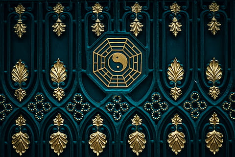 Foto, yin yang indretning, grøn, guld yin, yang logo, mønster, kunst, guld, dør, døråbning, arkitektur, ingen mennesker, Kunst og håndværk, bygget struktur, design, religion, håndværk, blå, fuld ramme, spiritualitet, kreativitet, baggrunde, sted for tilbedelse, bygning, tro, bygning udvendig, sikkerhed, udsmykkede, arkitektur og kunst, blomstermønster, 5K, CC0, offentligt domæne, royaltyfrie