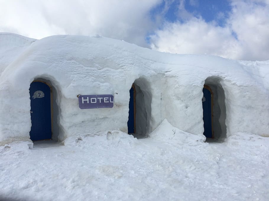 blanc, hotel de neu, blau, portes, tancat, durant el dia, hotel, iglú, gel, neu, muntanyes, hivern, congelat, naturalesa, temperatura de fred, temps, text, dia, cap gent, a l'aire lliure, núvol - cel, Color blanc, cel, signe, muntanya, comunicació, medi ambient, bellesa a la natura, escenics - natura, cobertura, guió occidental, muntanya nevada, 2K