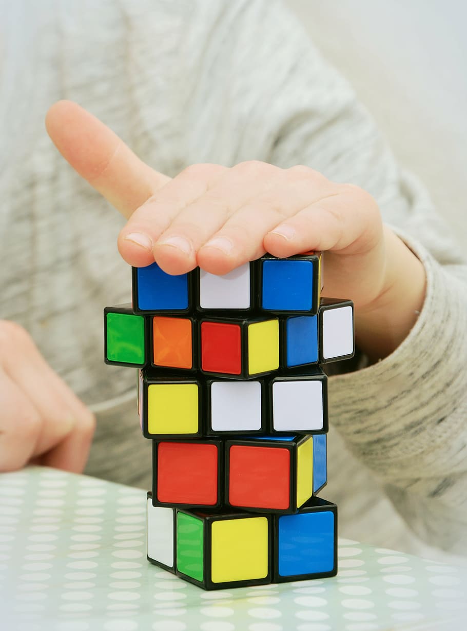 persona, mà, superior, rubik, cub, cub màgic, paciència, difícil, pasatemps, habilitat, jugar, activitat d'oci, passatemps, trencaclosques, colorit, concentració, avorriment, mans, bloc de joguines, mà humana, una persona, part del cos humà, multicolor, a l'interior, pila, gran grup d'objectes, estratègia, celebració, persones reals, joguina, infància, estils de vida, persona irreconeixible, part del cos, bloc, jugant, forma de cub, nen, dit, 4K