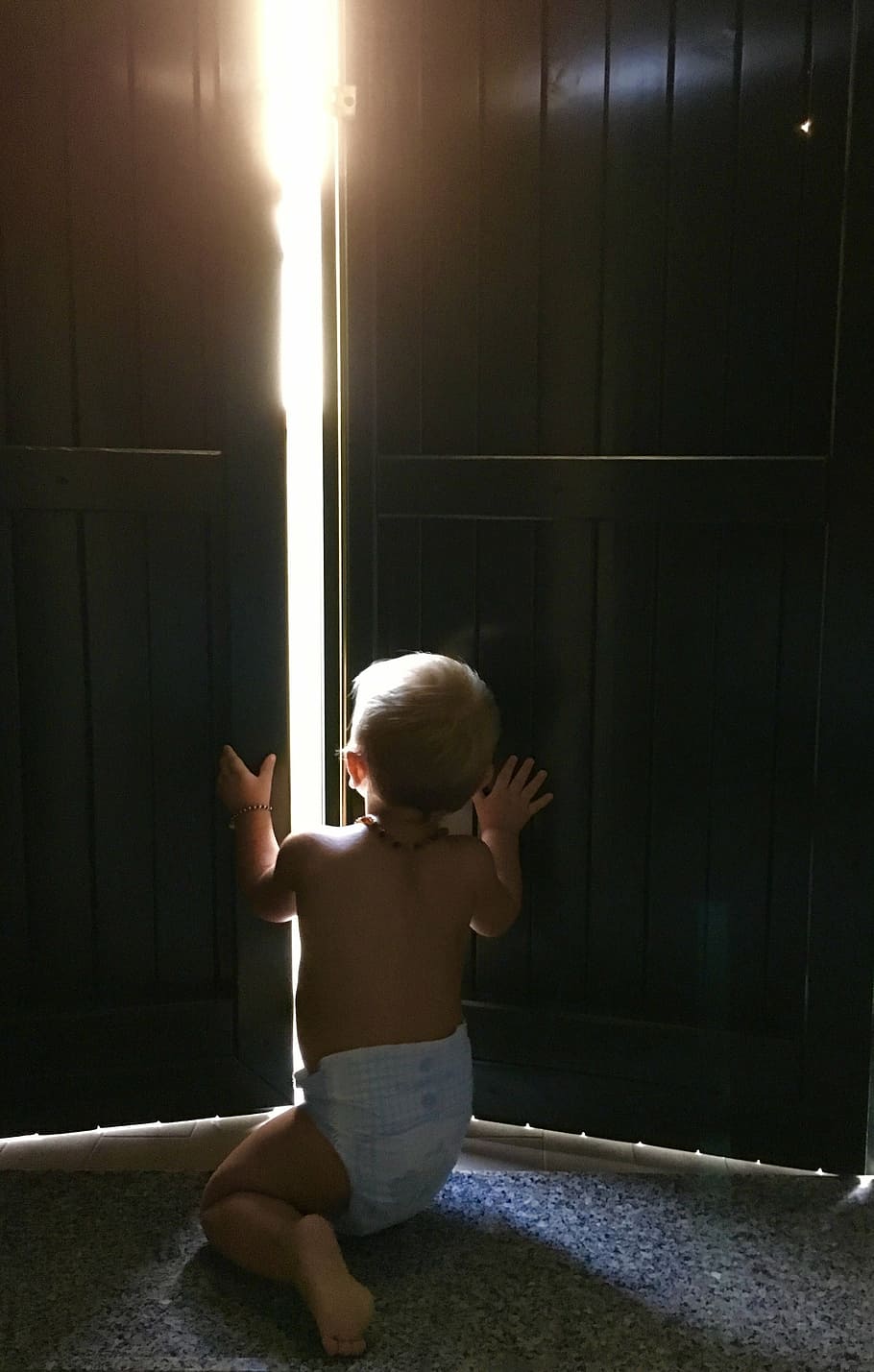bambino, in ginocchio, terra, provando, Aperto, porta, luce, finestra, gamba, finestra aperta, scuroni, solo i bambini, una persona, in casa, A petto nudo, persone, infanzia, lunghezza intera, giorno, adulto, persone reali, giovane, prima infanzia, bambino piccolo, luce del sole, natura, innocenza, interno di casa, retrovisore, 2K