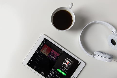 kava, „ipad“ tabletė, stebėti muzikos programą, atviras, balta, stalas, ausines, „ipad“, tablėtė, patikslinti, muzika, programa, technologijos, kompiuteris, kavos gėrimas, įranga, puodelis, skaitmeninė tabletė, belaidžio ryšio technologija, komunikacijos, Mobilusis telefonas, nėra žmonių, baltas fonas, Maistas ir gėrimai, nešiojamas informacijos įrenginys, gerti, kavos puodelis, išmanusis telefonas, ryšį, lentelė, gaivinimas, patalpose, Iš arti, aukšto kampo vaizdas, arbatos puodelis, indai, 5K, CC0, Viešasis domenas, nemokamai