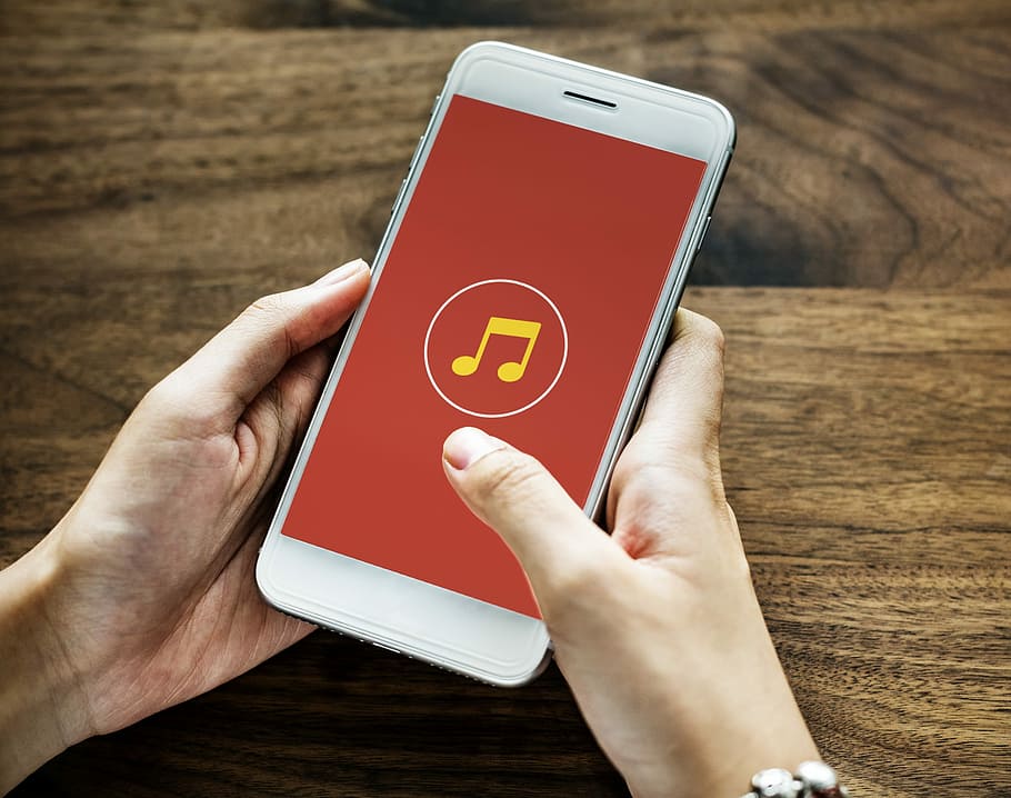 blanc, Smartphone android encès, Internet, telèfon, pastilla, tecnologia, associat, negocis, mòbil, comunicació, connexió, pantalla, mà, mans, pasatemps, música, persona, smartphone, social, socialitzar, sense fils, mà humana, part del cos humà, tecnologia sense fils, dispositiu d’informació portàtil, telèfon intel·ligent, una persona, celebració, primer pla, a l'interior, material de fusta, control, pantalla tàctil, telèfon mòbil, símbol, taula, icona d’ordinador, dit, 1080P