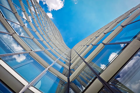 verme, vista dell'occhio, costruzione di vetro, architettura, moderno, costruzione, grattacielo, bicchiere, casa, facciata, astratto, Düsseldorf, finestra, edificio per uffici, città, urbano, architettura moderna, vetro frontale, facciata in vetro, Lichtspiel, riflessione, colpo basso angolo, vetro - materiale, struttura costruita, esterno dell'edificio, cielo, Inquadratura dal basso, nuvola - cielo, blu, nessuno, natura, giorno, edificio per uffici esterno, all'aperto, modello, trasparente, direttamente sotto, lega, acciaio, color argento, 4K, CC0, dominio pubblico, privo di copyright