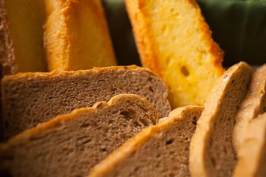 pa, punt oest, dim sum, menjar, menjar i beguda, alimentació saludable, cap gent, planta de cereals, frescor, primer pla, a l'interior, tall, enfocament selectiu, al forn, berenar, llest per menjar, pa torrat, benestar, llesca de pa, esmorzar, pa marró, natura morta, menjar indi, 2K