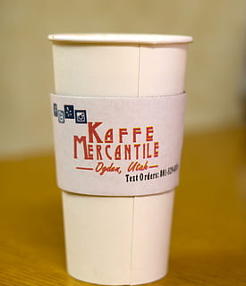 kop, koffie, heet, drinken, cafeïne, espresso, cafe, afhalen, tekst, binnenshuis, eten en drinken, papier, westers schrift, geen mensen, enkel object, detailopname, beschikbaar, label, communicatie, houder, voedsel, koffie - drankje, plakband, selectieve aandacht, verfrissing, latte, niet-alcoholische drank, zorg, bericht, 2K, CC0, publiek domein, royaltyvrij